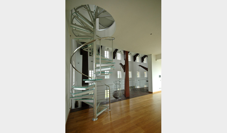 Aluminium Staircase: Realizzata in alluminio naturale , corrimano inox lucido gradini in vetro stratificato extrachiaro Progetto Arch-In Gianni Gamondi GGP associati