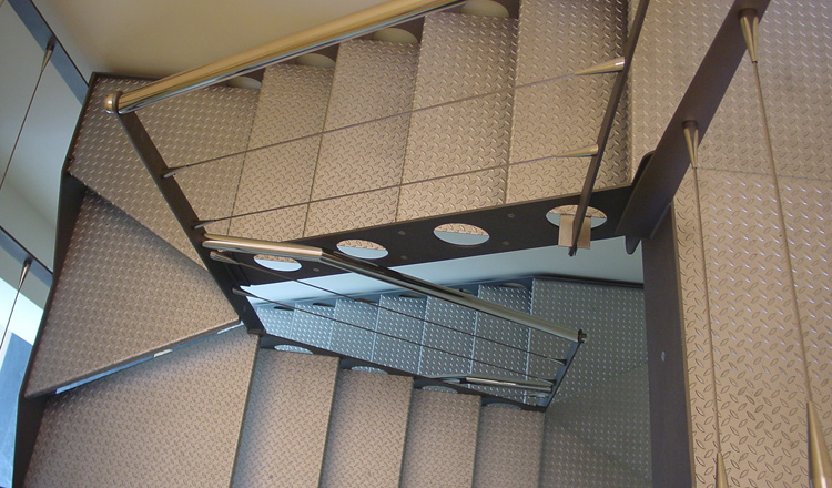 Blasted Steel Staircase: Scala in ferro e gradini in acciaio mandorlato inox sabbiato Corrimano e particolari inox lucido. Progetto Arch-in Gianni Gamondi
