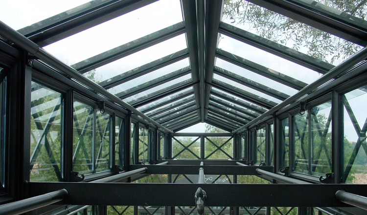 Conservatory in Provenza: Serra botanica in ferro e vetro realizzata con tecniche PROVENZA costruttive tipiche delle conservatory inglesi di fine '800 Progetto Arch-In Gianni Gamondi