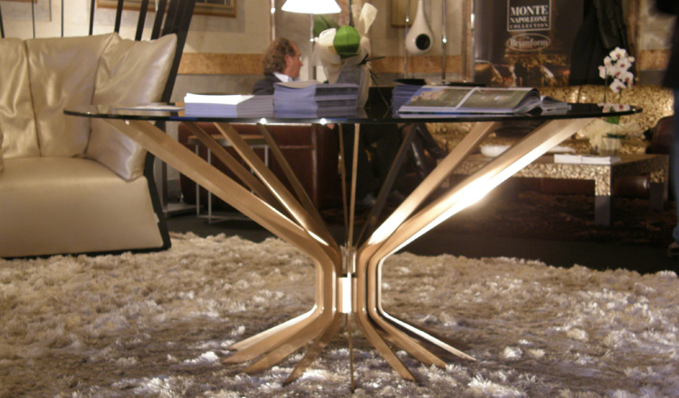 Luxury table: Tavolo pranzo in ferro trattato bronzo lucido con piano in cristallo nero -  Designer Michele Mantovani
