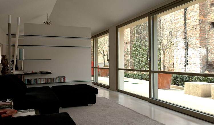 Minimal: Su terrazzo infissi in acciaio verniciato bicolore ad apertura scorrevole/parallelo Progetto Arch Sonia Calzoni