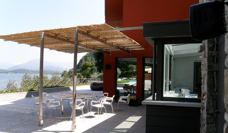 Serra in Cucina: Sul Lago , locale cucina realizzato in acciaio Jansen verniciato bicolore e vetro Progetto Arch-in e GGP associati