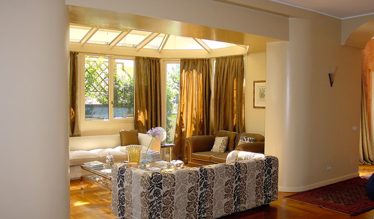 Serra Living Room: Su terrazzo milanese , realizzazione di veranda per zona living
