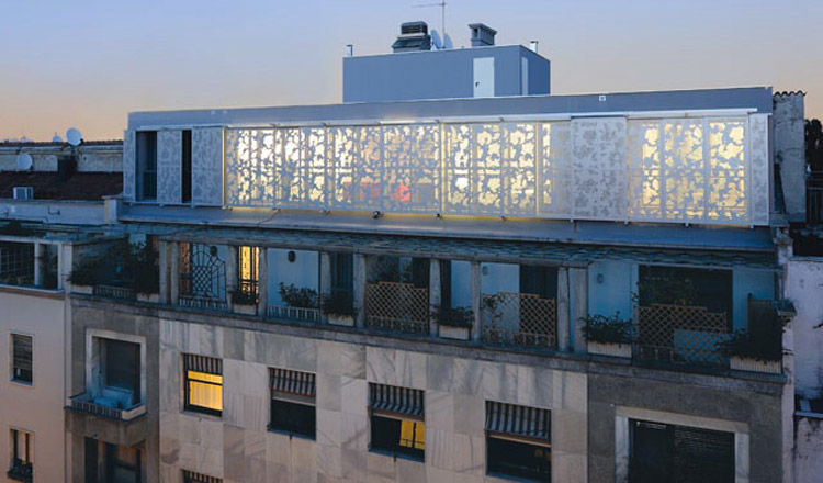 Solar Screen: A Milano , realizzazione di schermature solari in alluminio ossidato naturale e serramenti Su terrazzo, pergola e volume esterno scala Progetto Studio Calzoni architetti
