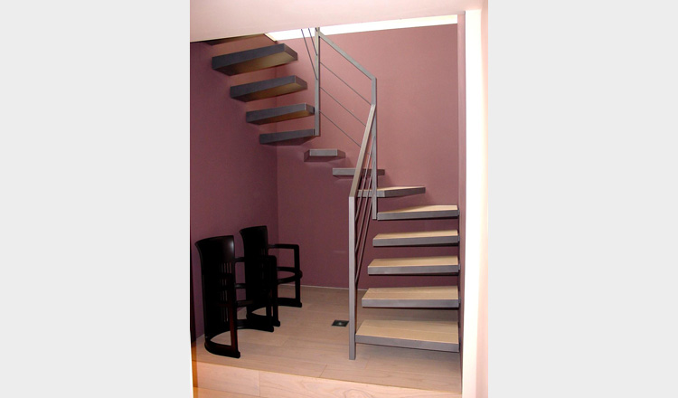Suspended Staircase: Gradini sospesi in lamiera sabbiata naturale e pedate in castagno sbiancato. Progetto Arch Ezio Riva