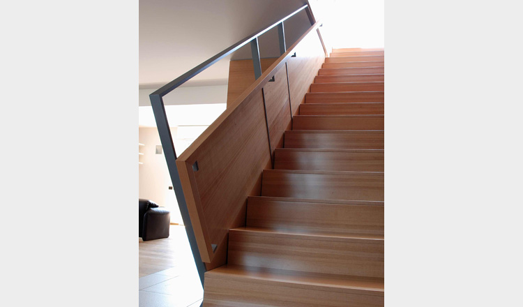 Wood Metal Staircase: Scala in legno e ferro trafilato verniciato serramenti in cristallo temperato extrachiaro acidato. Progetto Arch Sergio Fumagalli